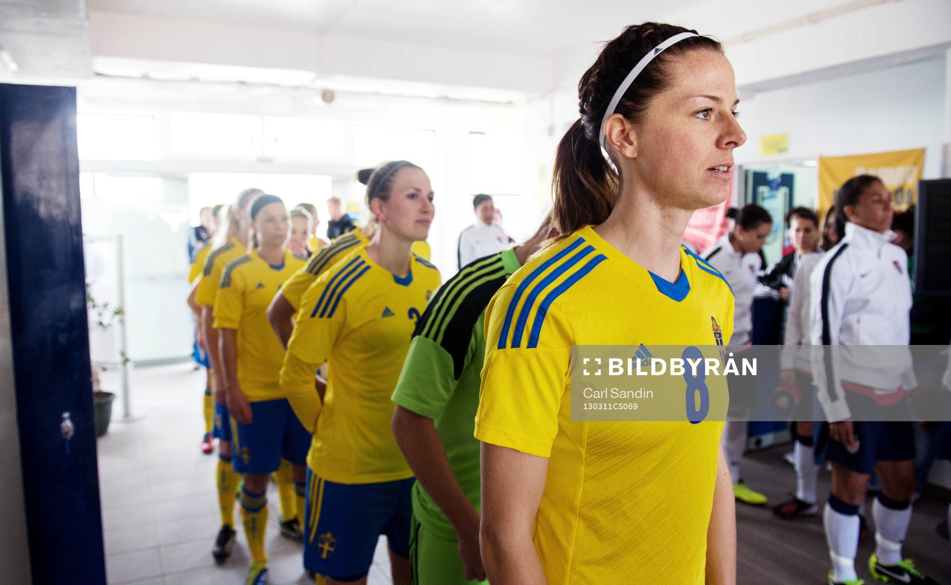 Lotta Schelin, Sverige, väntar i spelargången på att gå