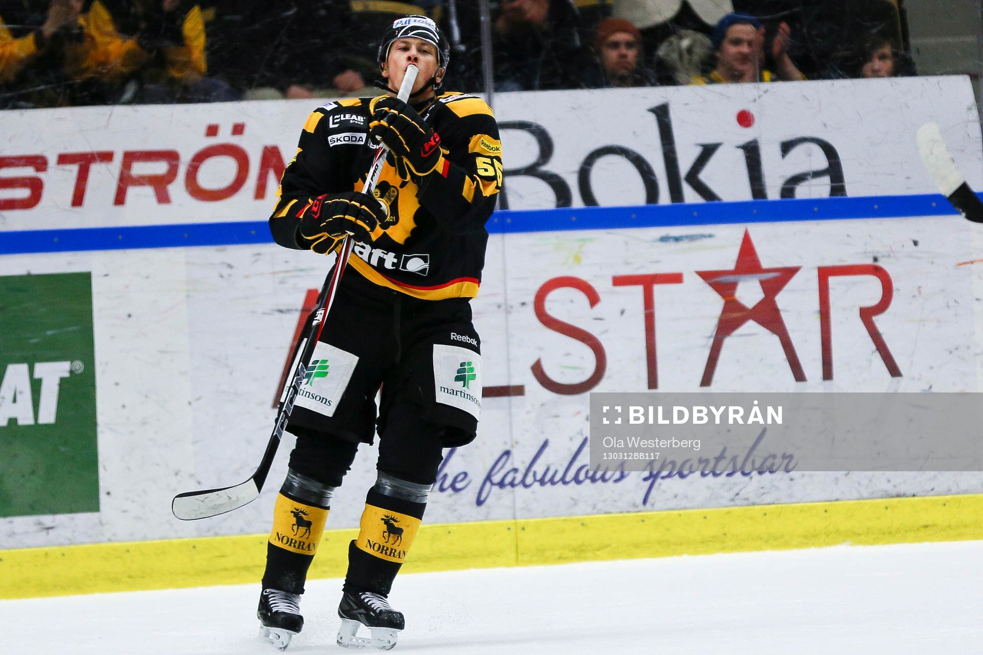 Martin Sevc i Skellefteå kysser klubban