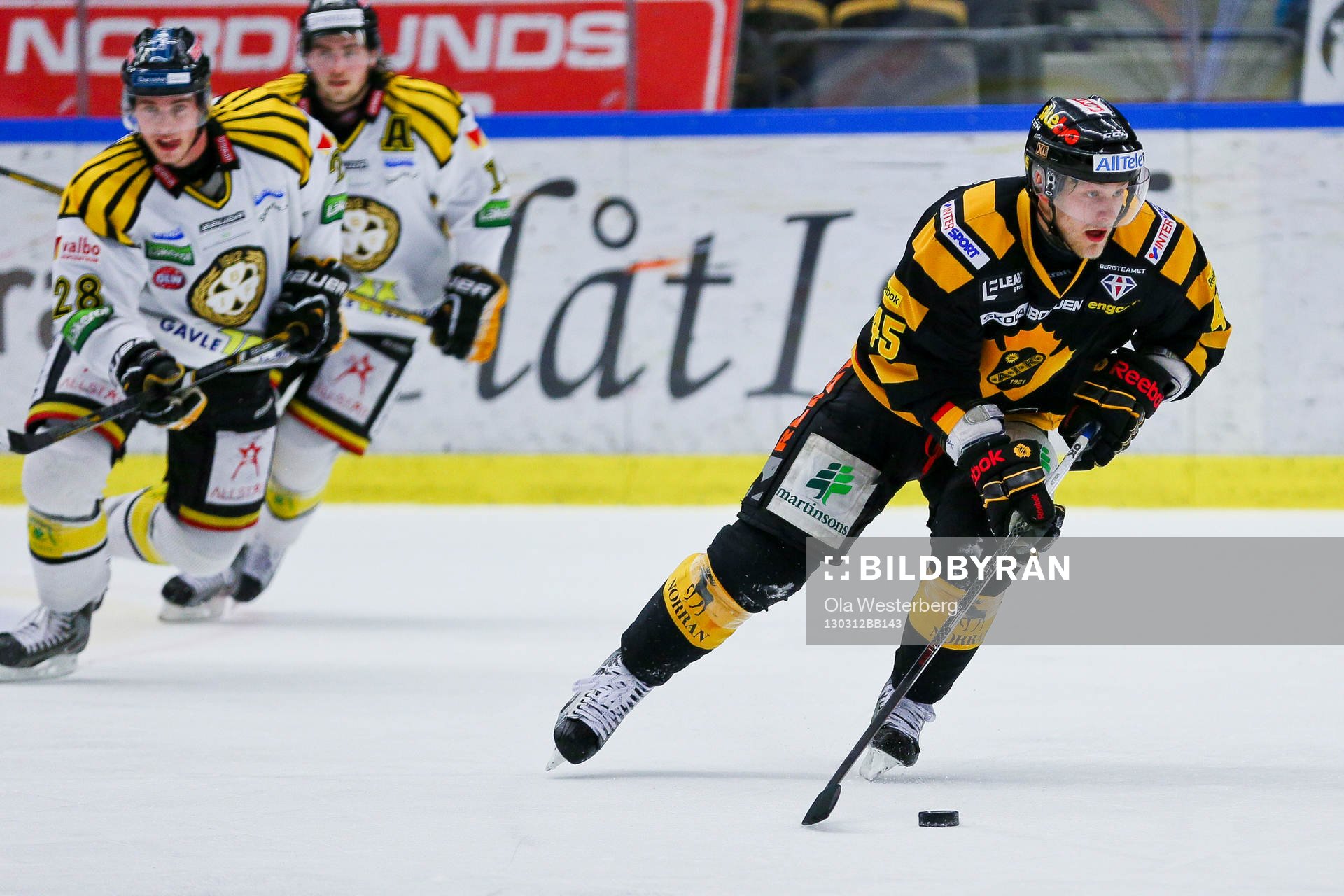 Skellefteås Oscar Möller åker ifrån Brynäs Elias