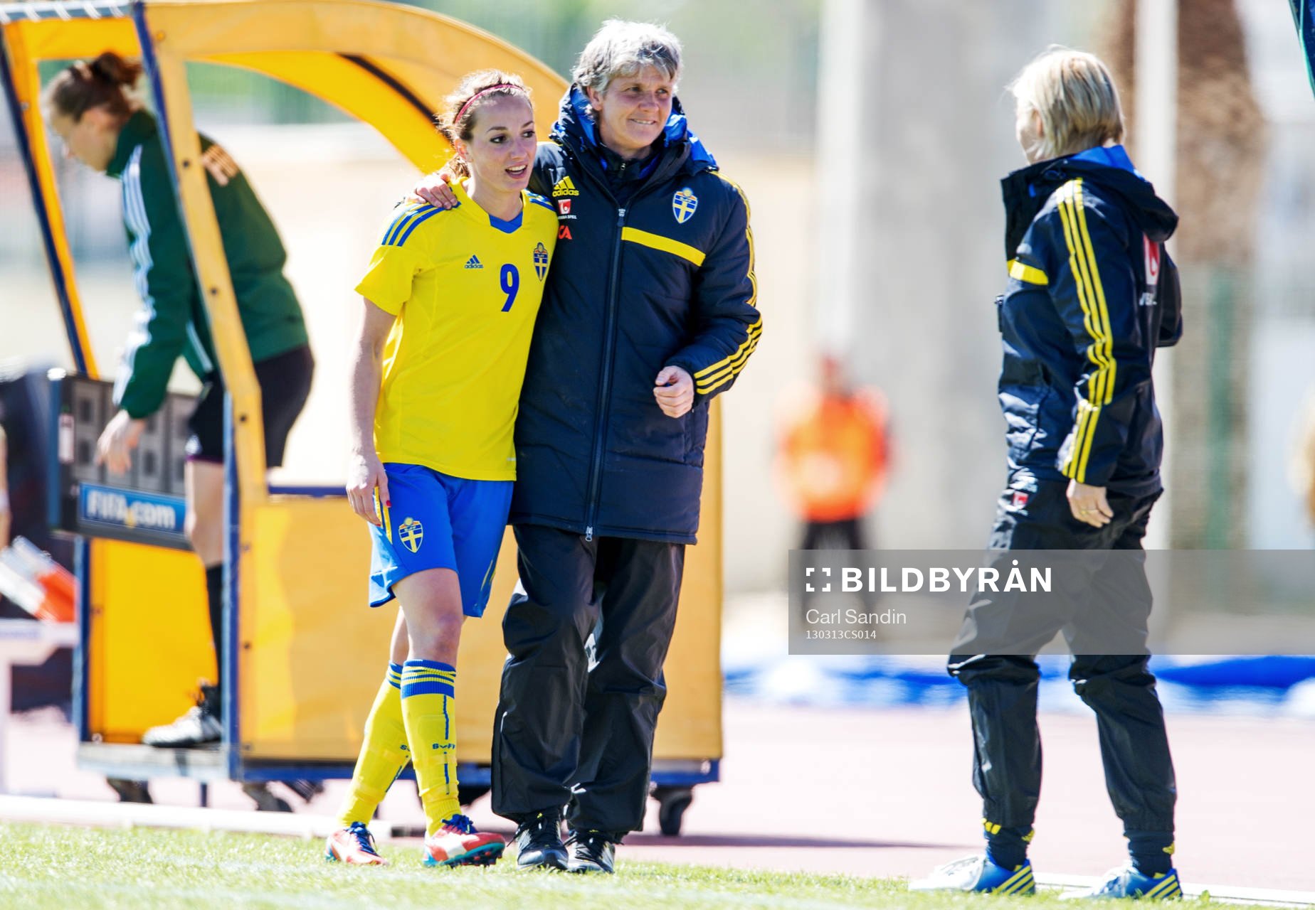 Pia Sundhage, förbundskapten, klappar om Kosovare Asllani,