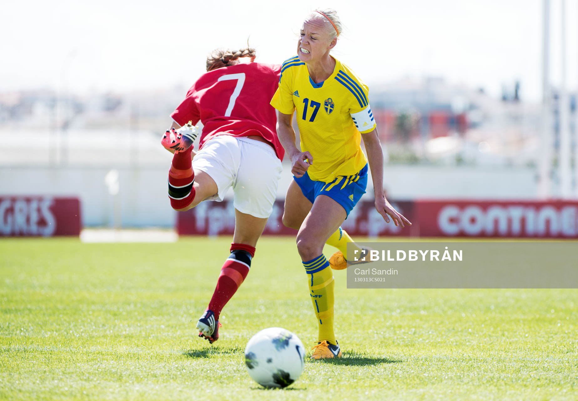 Närkamp mellan Lene Mykjåland, Norge, och Caroline Seger,
