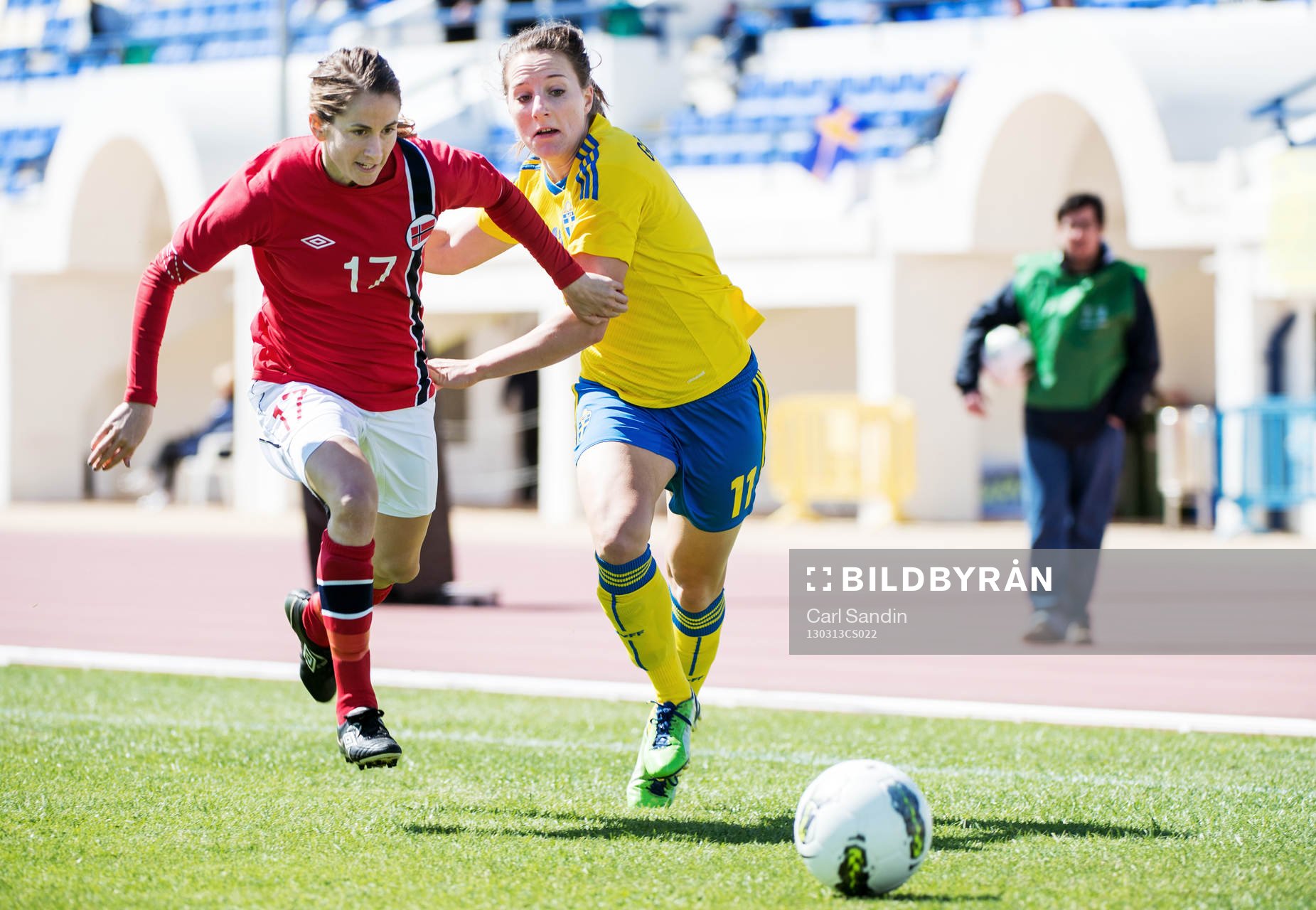 Fotboll, Dam, Algarve Cup, Norge - Sverige: Närkamp mellan Ingrid Ryland, Norge, och Antonia Göransson, Sverige.