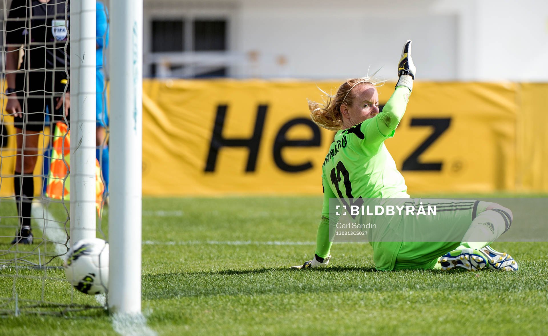 Fotboll, Dam, Algarve Cup, Norge - Sverige: Kristin Hammarström, målvakt, Sverige, släpper in en straff.
