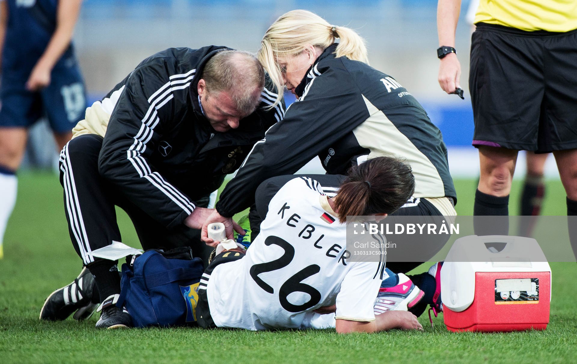 Fotboll, Dam, Algarve Cup, Tyskland - USA: Nadine Kebler, Tyskland, ligger skadad på marken.
