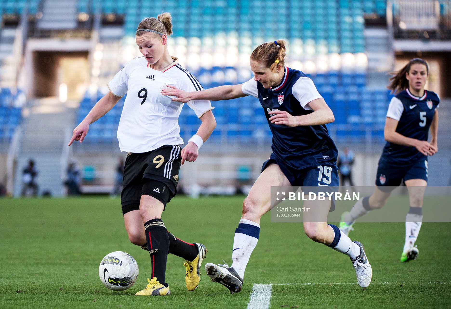 Fotboll, Dam, Algarve Cup, Tyskland - USA: Alexandra Popp, Tyskland, jagas av Rachel Buehler, USA.