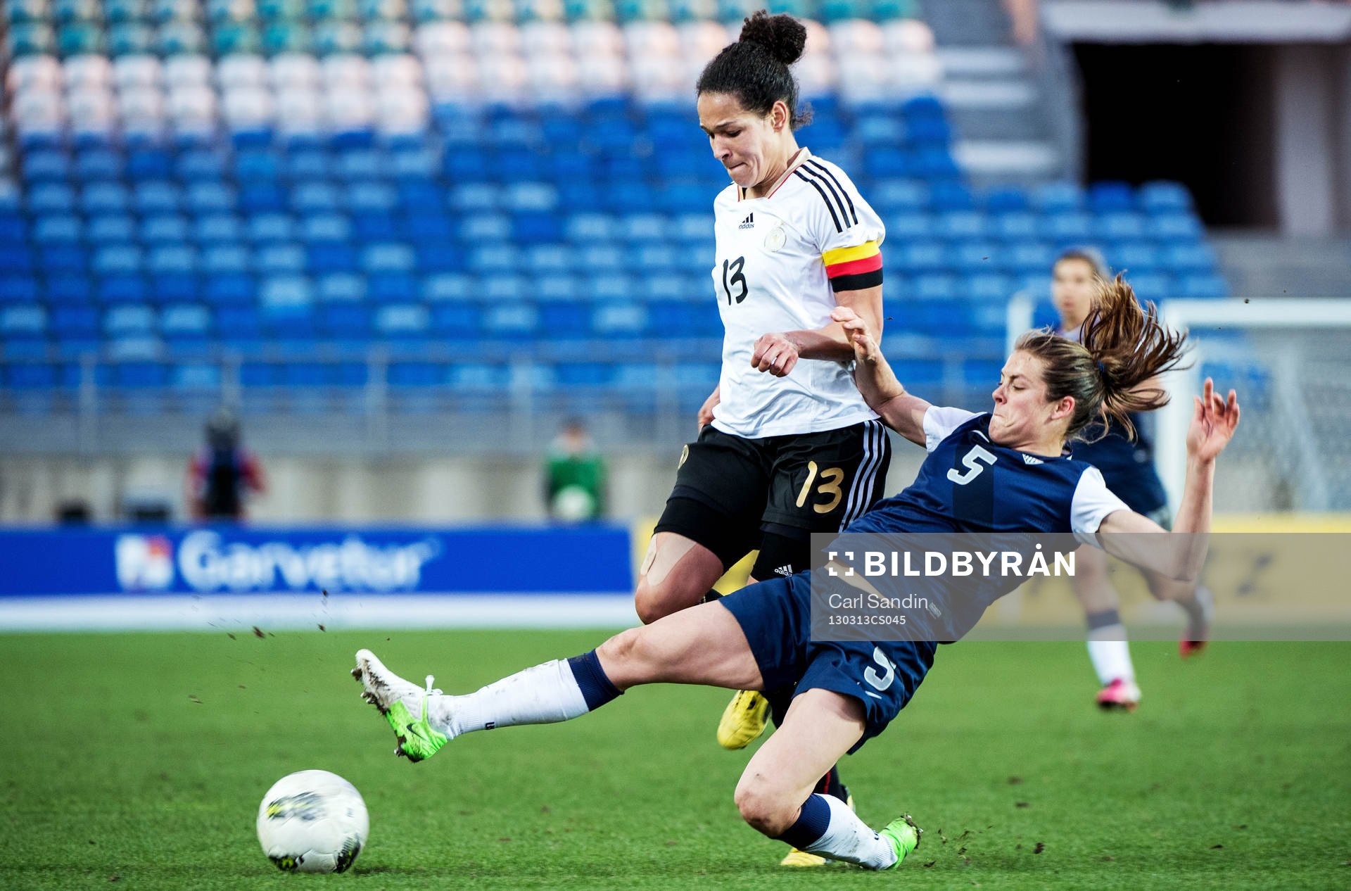 Kelly O'Hara, USA, täcker ut Celia Okoyino Da Mbabi,