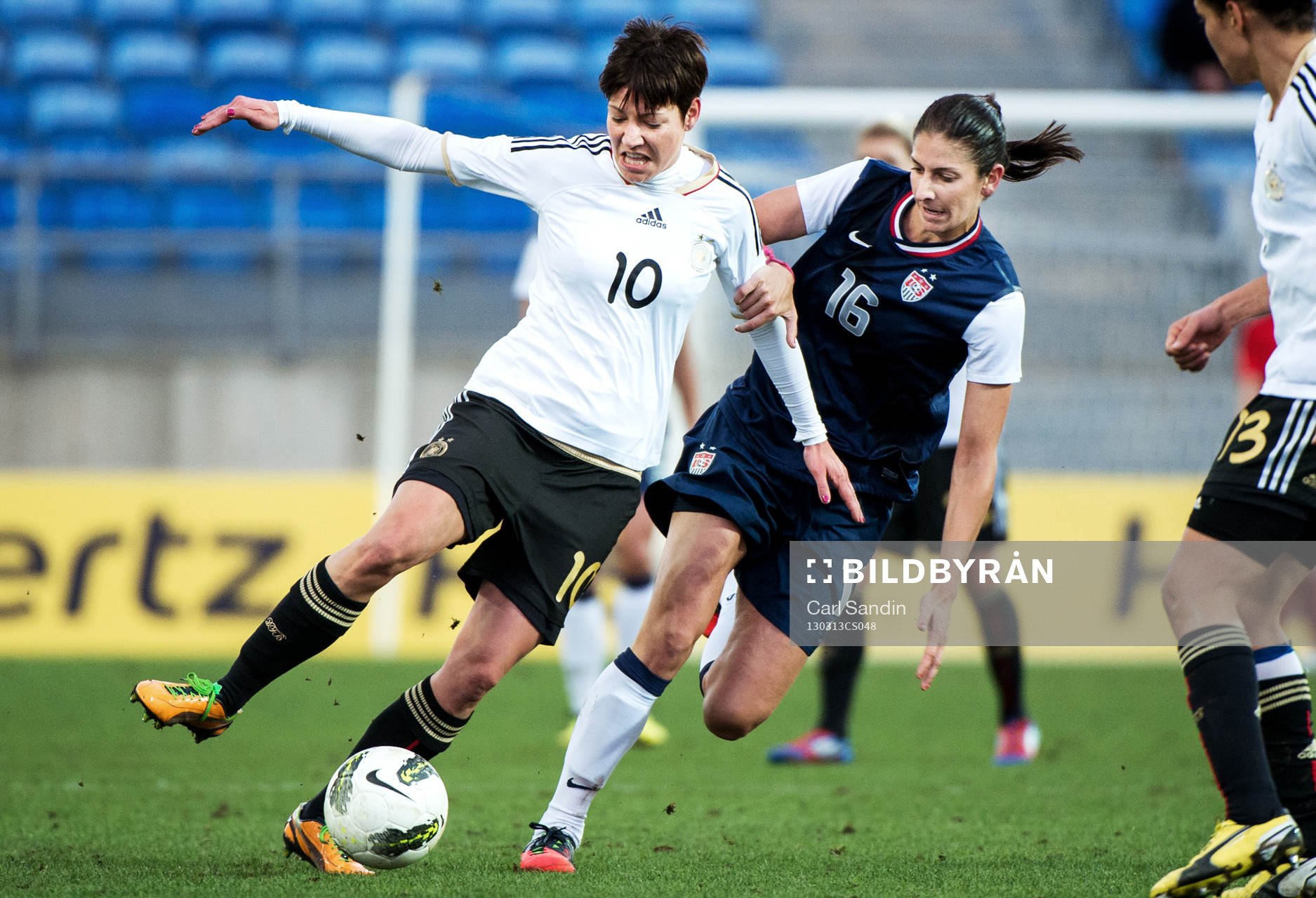 Fotboll, Dam, Algarve Cup, Tyskland - USA: Kamp mellan +Linda Bresonik, Tyskland, och Yael Averbuch, USA.