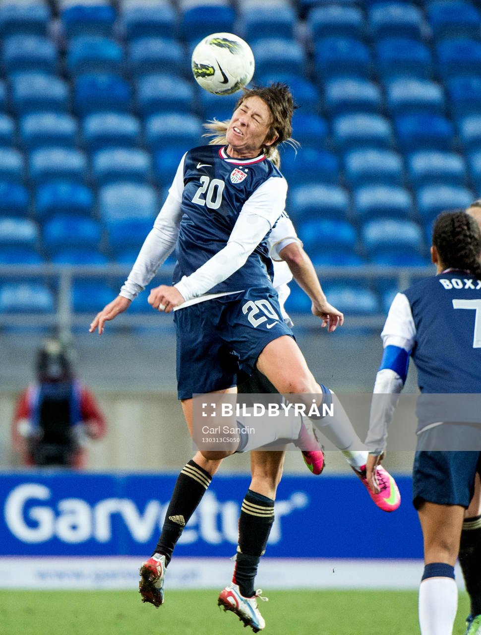 Fotboll, Dam, Algarve Cup, Tyskland - USA: Abby Wambach, USA, nickar bollen.