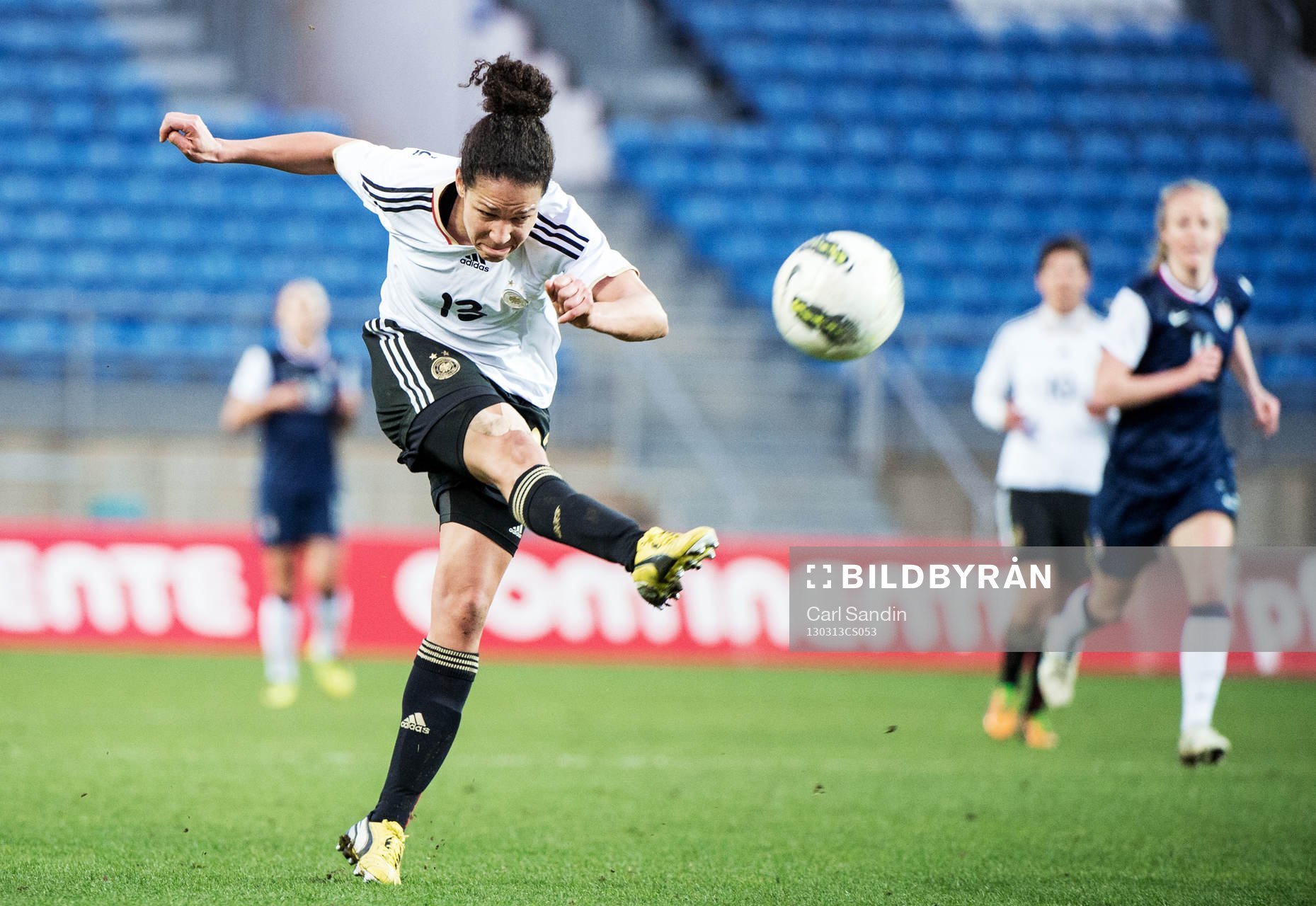 Fotboll, Dam, Algarve Cup, Tyskland - USA: Celia Okoyino Da Mbabi, Tyskland, skjuter mot mål.