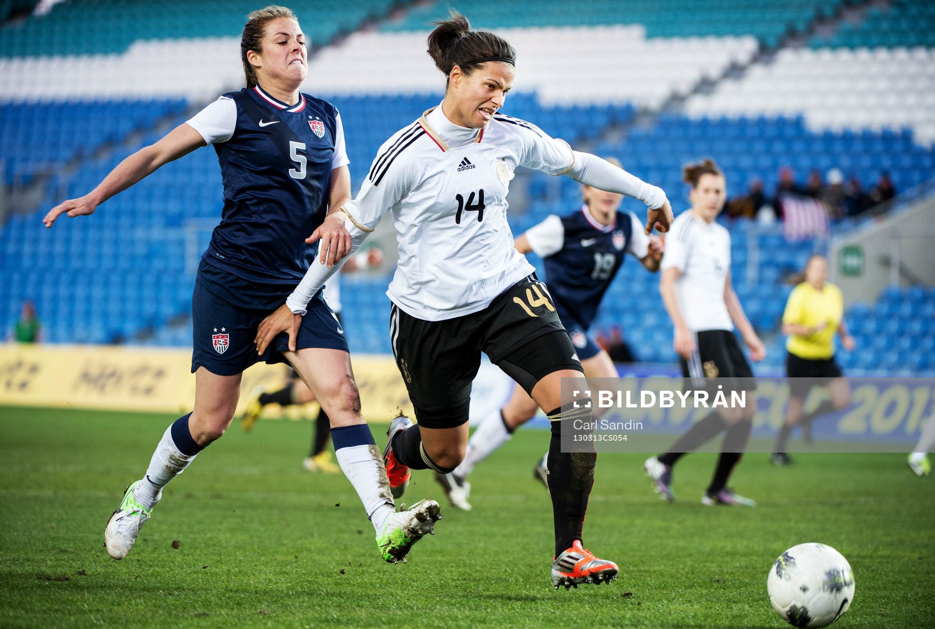 Fotboll, Dam, Algarve Cup, Tyskland - USA: Dzsenifer Marozsan, Tyskland, jagas av Kelly O'Hara, USA.