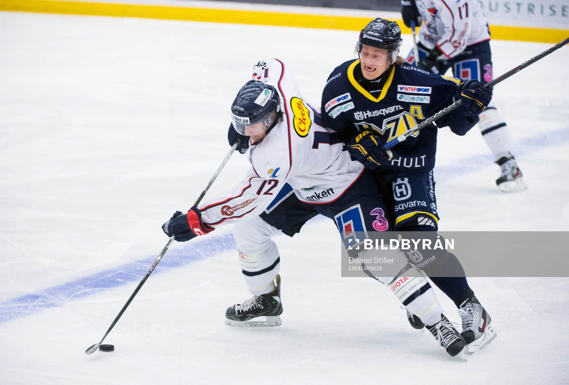 Sebastian Karlsson, Linköping, får en smäll av Oscar