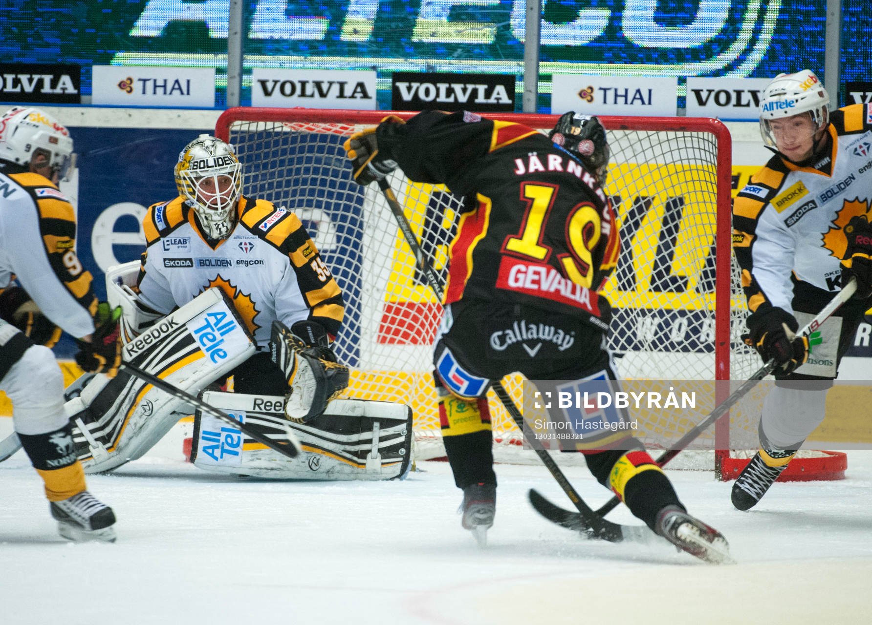 Brynäs lyckas inte få in pucken bakom Markus Svensson,