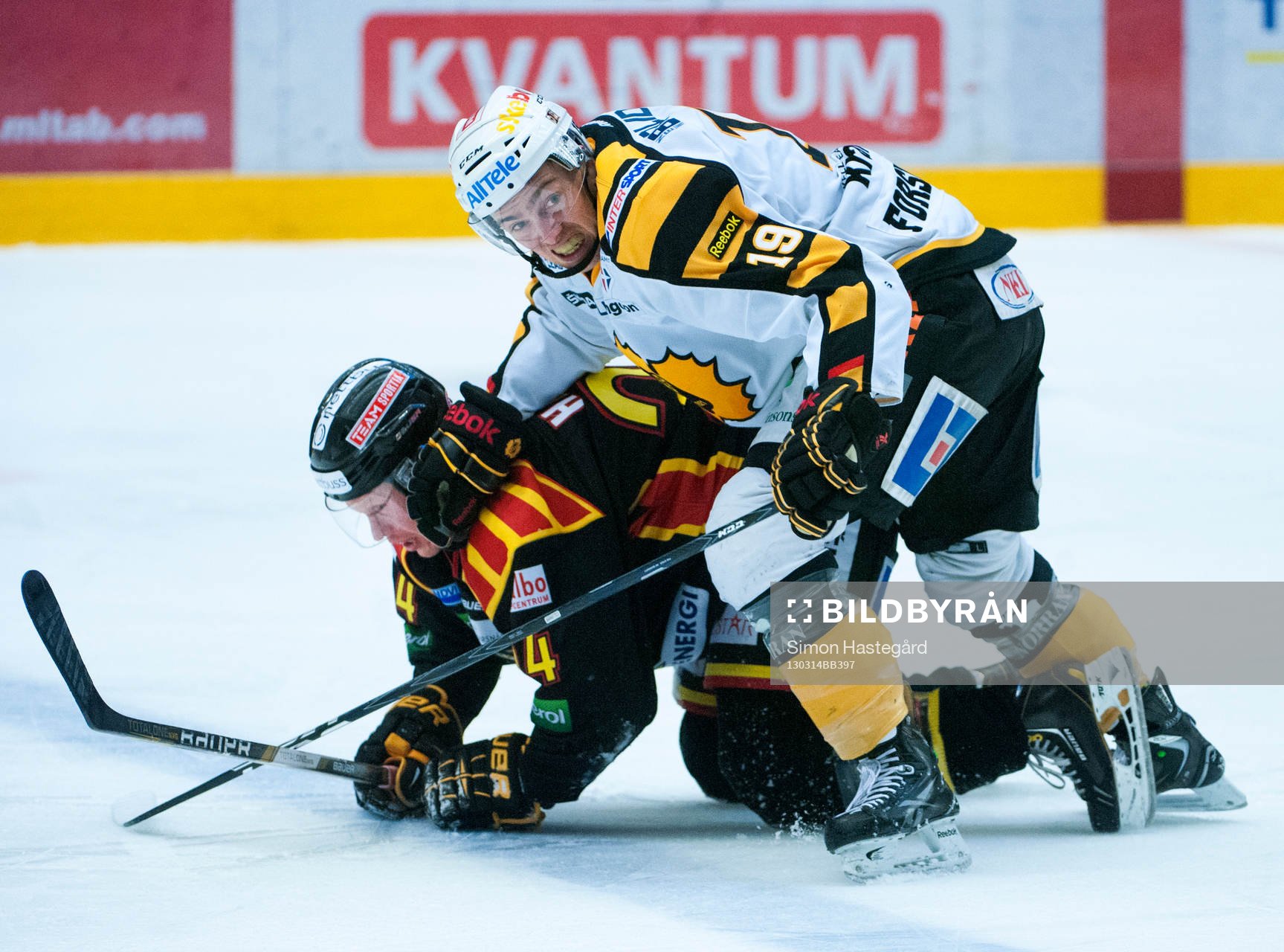 Mads Hansen, Brynäs, trycks ner utav Johan Forsberg,