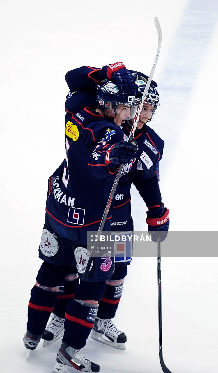 Linköpings nr 5	 Mattias Bäckman gratuleras av
