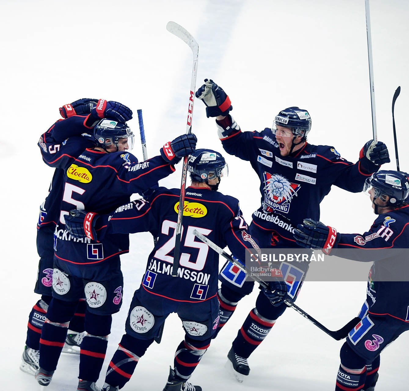 Linköpings nr 5 	 Mattias Bäckman gratuleras av