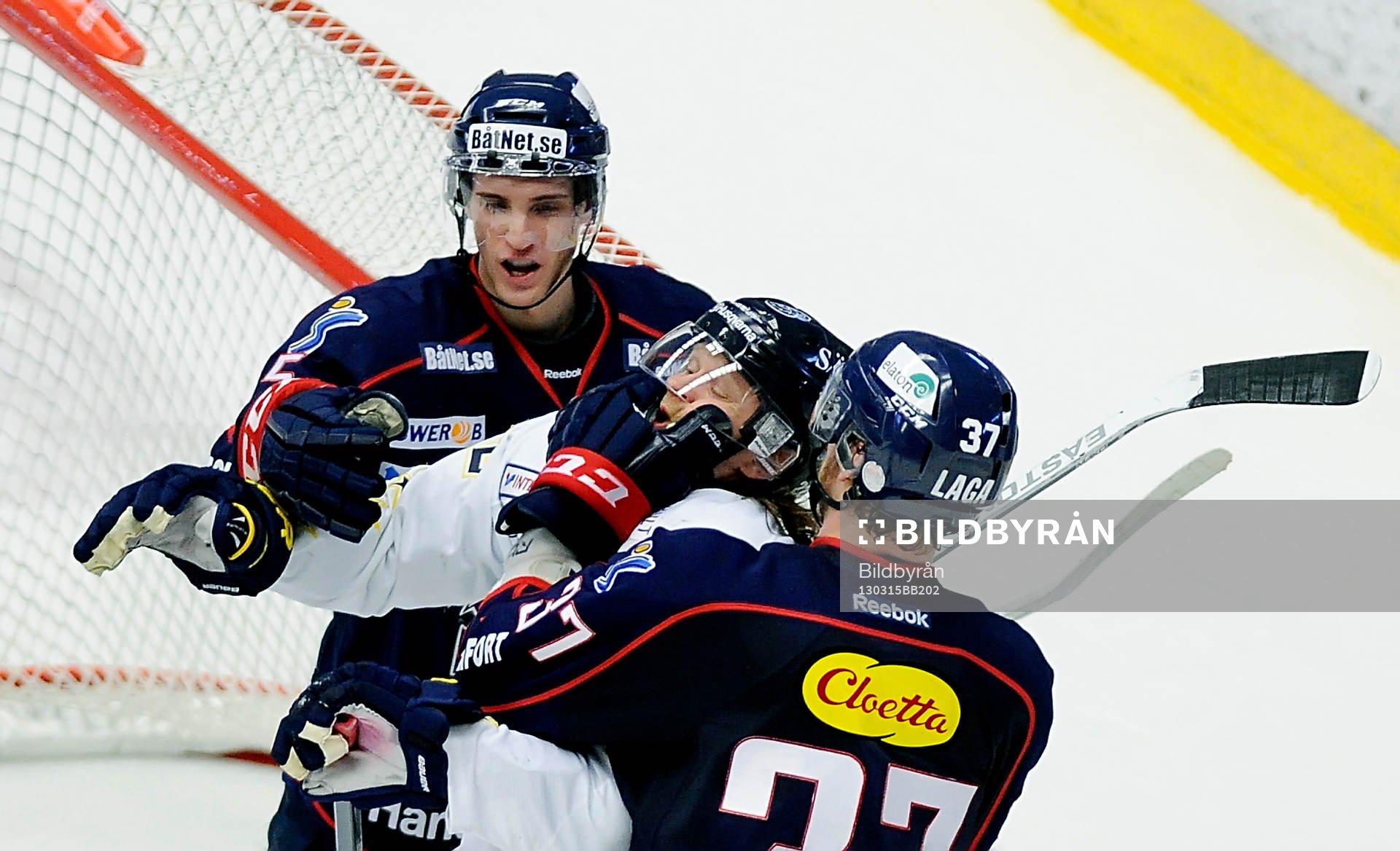 HV71 nr 22 	 David Petrasek och Linköpings nr 5 Mattias