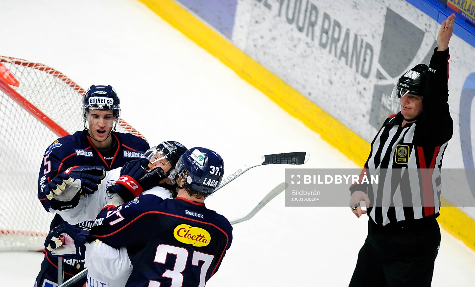HV71 nr 22 	 David Petrasek och Linköpings nr 5 Mattias
