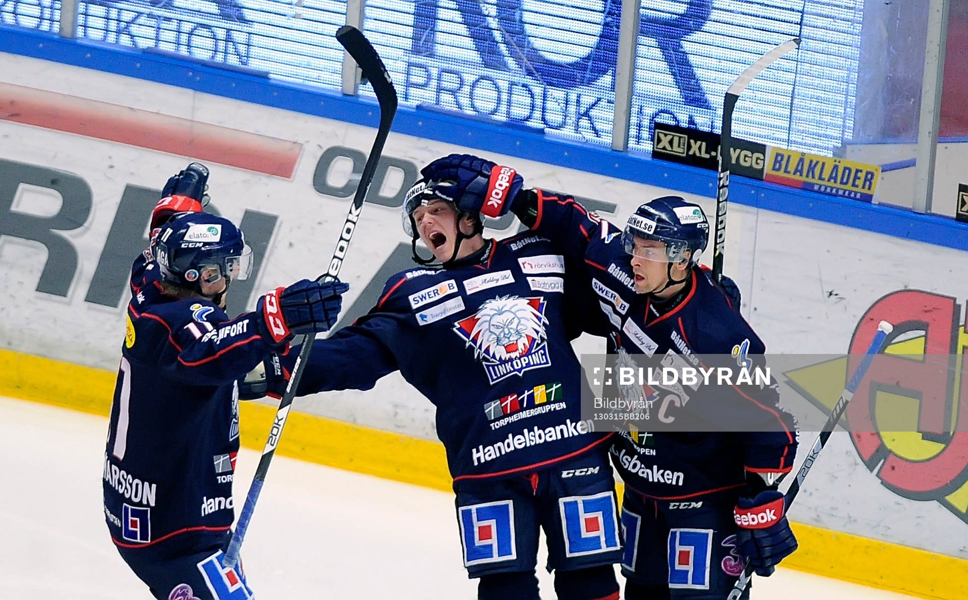 Linköpings nr 7 Magnus Johansson gratuleras av nr 11 Simon