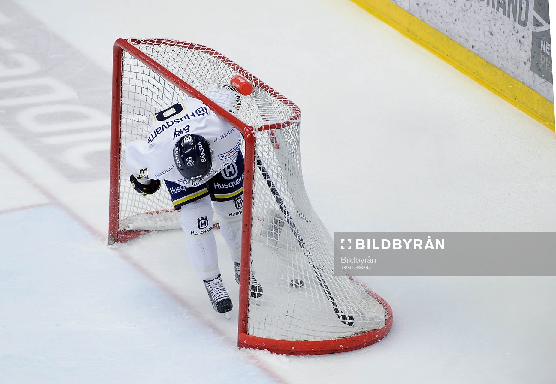 HV71 nr 8	 Rhett Rakhshani försöker rädda 5-1 målet i