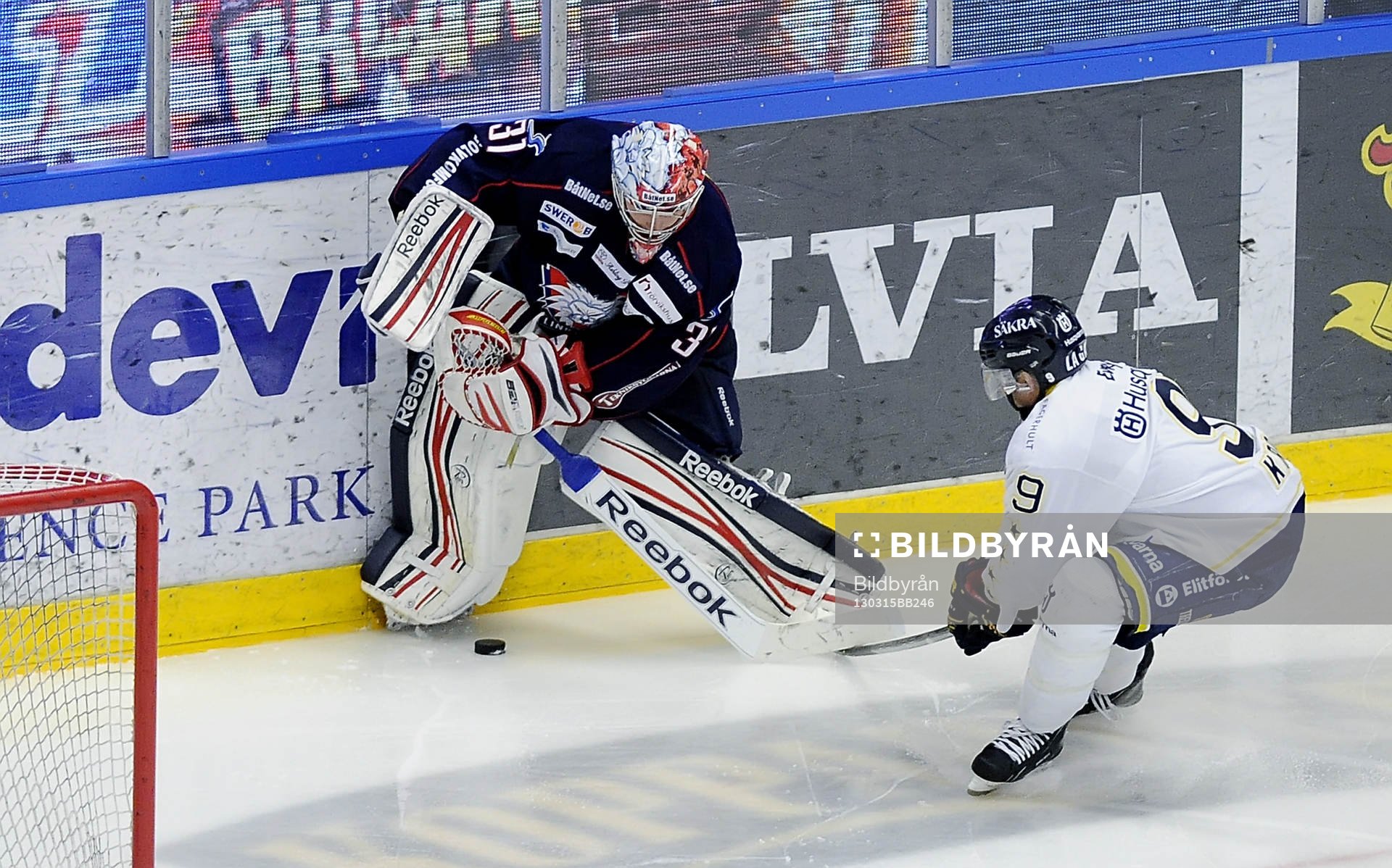 Linköpings målvakt nr 31 Christian Engstrand och HV71 nr