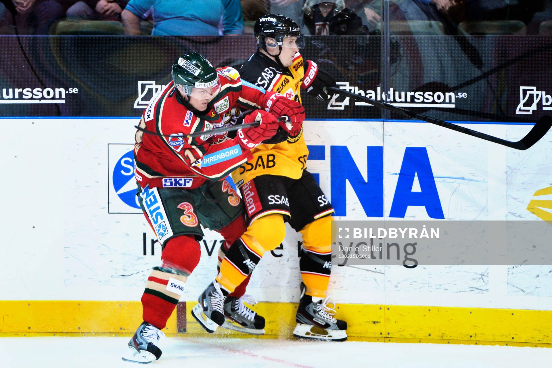 Mikael Johansson, Frölunda trycker till Joonas Vihko,
