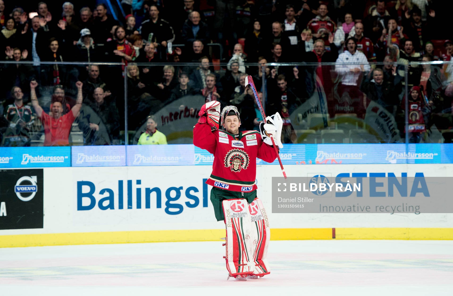 Julius Hudacek, målvakt i Frölunda, tackar publiken