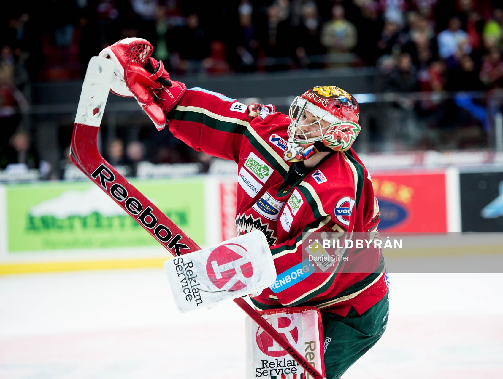 Julius Hudacek, målvakt i Frölunda, tackar publiken
