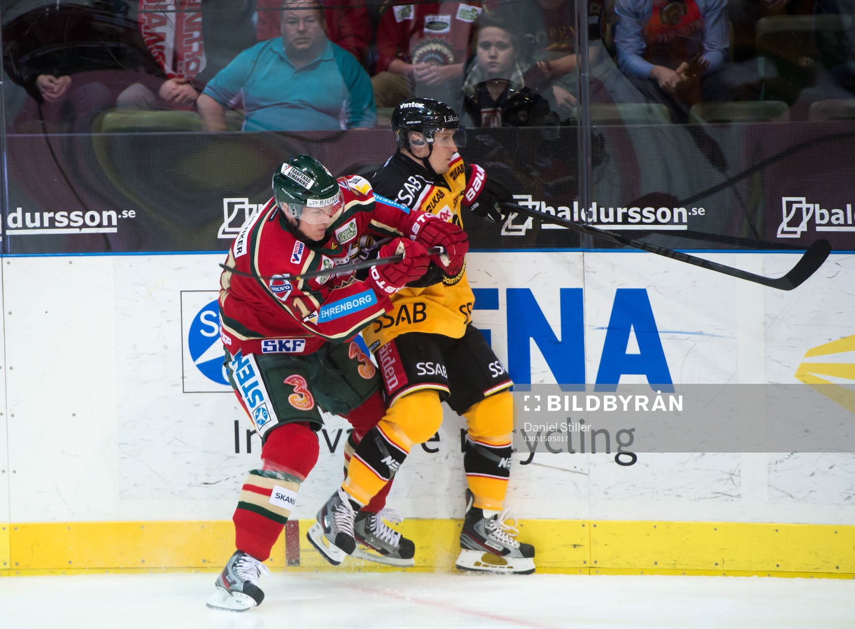 Mikael Johansson, Frölunda, trycker till Joonas Vihko i