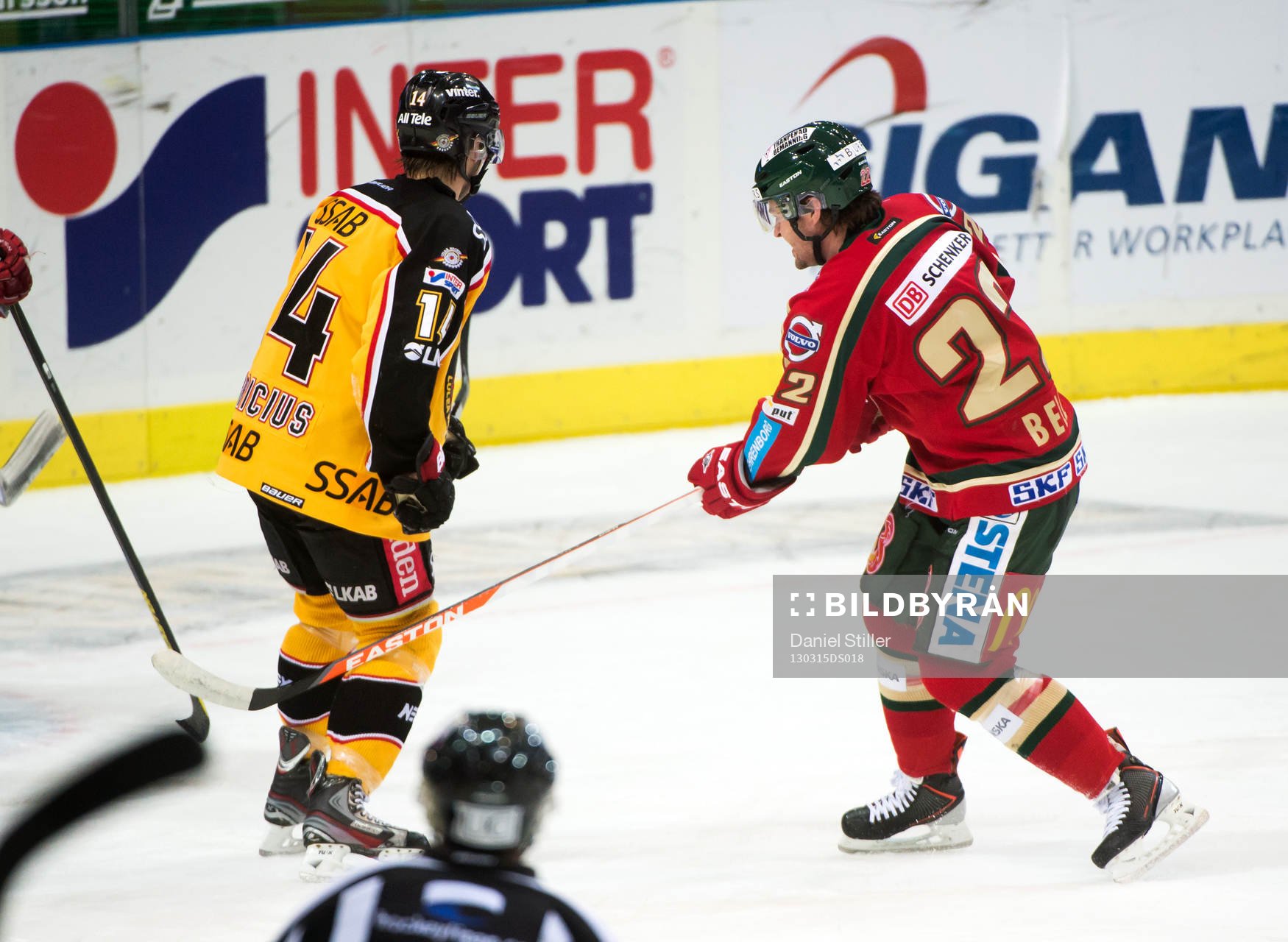 Brendan Bell, Frölunda, rappar till Karl Fabricius, Luleå