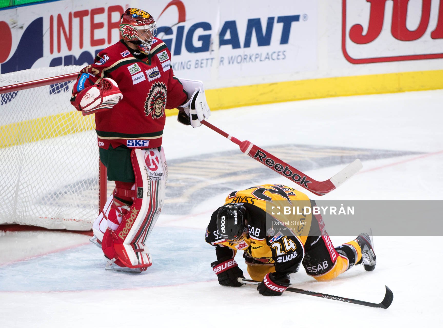Julius Hudacek, målvakt Frölunda, klappar om Cam Abbott i