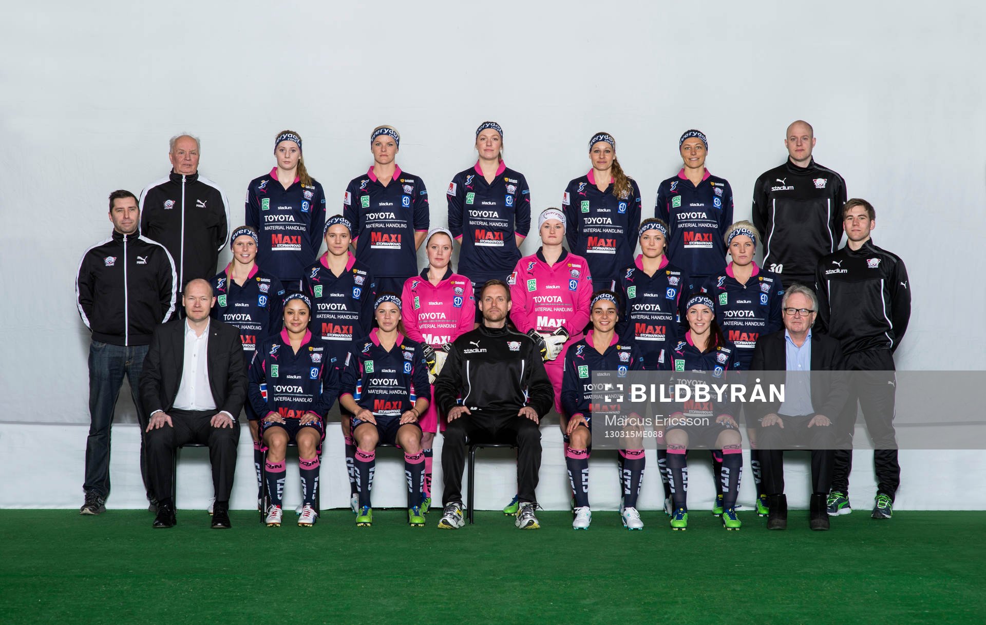 Fotboll, Damallsvenskan, Linköping: Bak fr.v. Rolf Gustavsson, Stina Blackstenius, Nilla Fischer, Jennie Nordin, Charlotte Rohlin, Mariann Gajhede Knudsen, Anders Jacobson Mitten fr.v. Joakim Karlsson, Jonna Andersson, Emma Lennartsson, Sofia Lundgren, Lina Ringshamre, Magdalena Ericsson, Petra Larsson, Daniel Berqvist Fram fr.v. Anders Mäki, Pernille Harder, Jessica Samuelsson, Martin Sjögren, Renee Slegers, Maja Krantz, Christer Mård