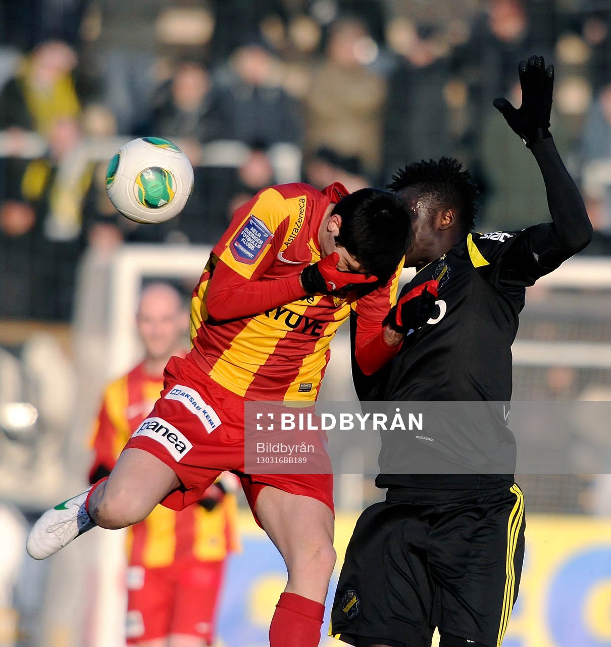 Fotboll, Svenska Cupen, AIK-Syrianska FC : AIKs nr 22 Kwame Amponsah Karikari kommer i närkamp med Syrianska nr 16 Rabi Elia.