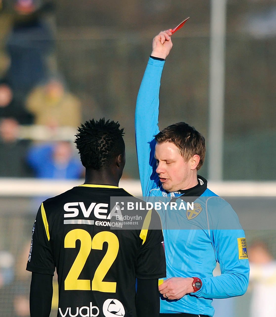 Fotboll, Svenska Cupen, AIK-Syrianska FC : AIKs nr 22 Kwame Amponsah Karikari blir utvisad av domaren Markus Strömbergsson.