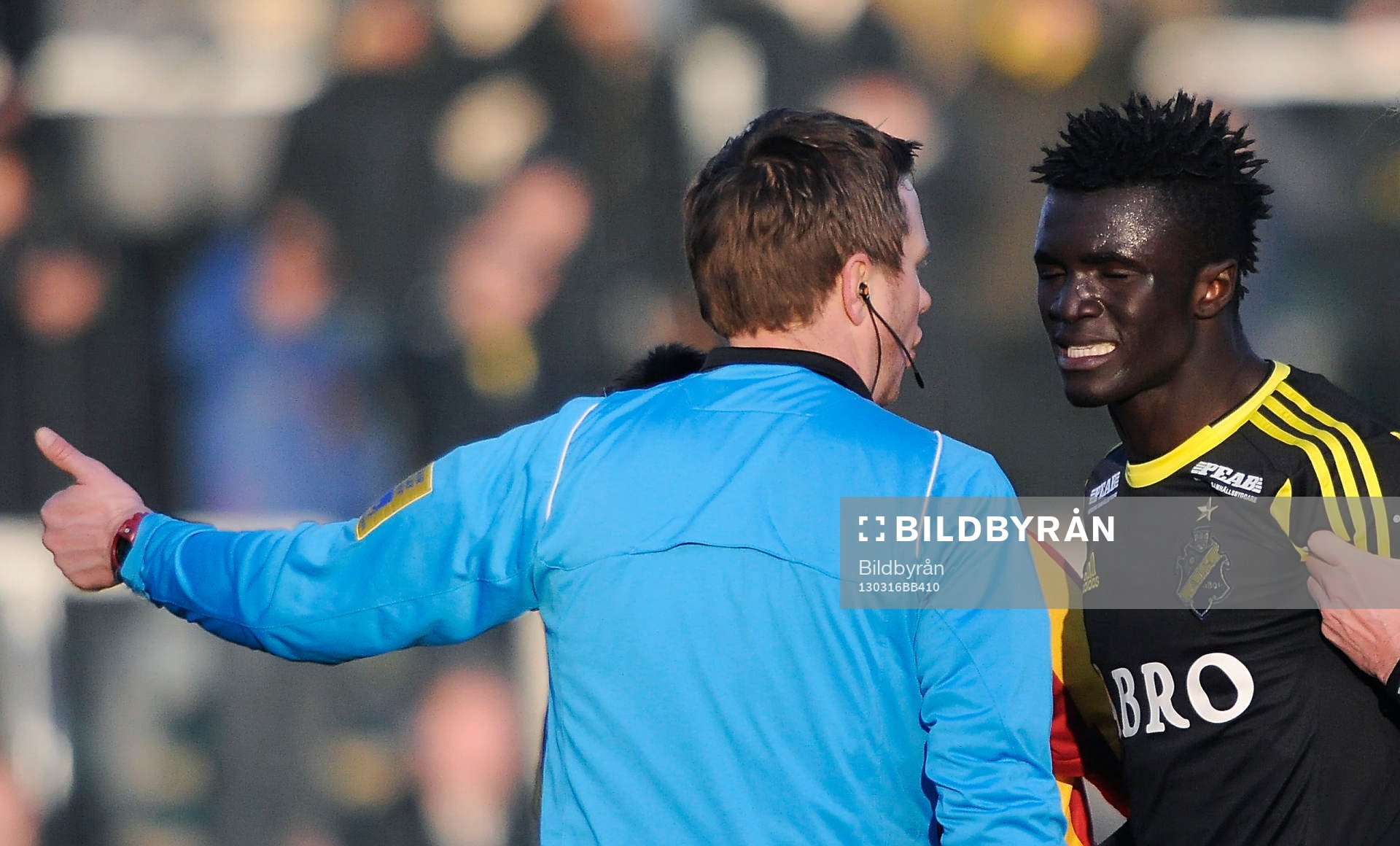 AIKs nr 22 Kwame Amponsah Karikari blir utvisad av domaren