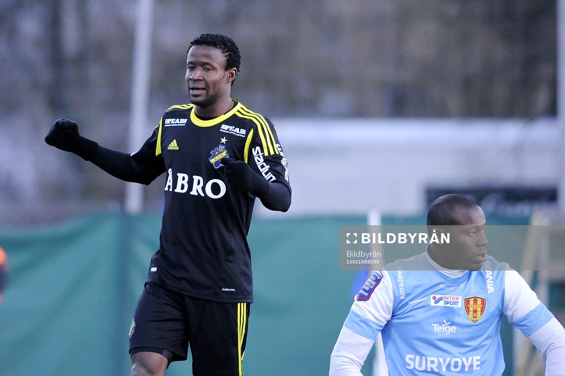 Till vänster målskytten nr 21 Kennedy Igboananike