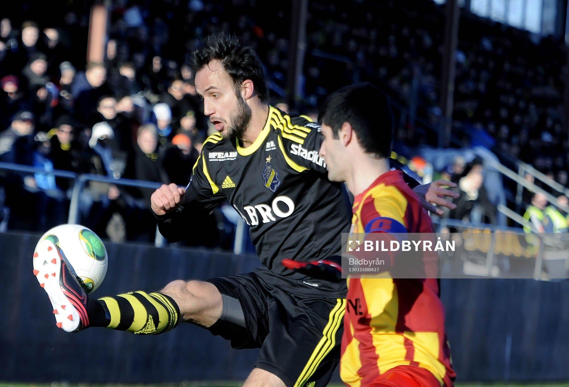 AIKs nr 7 Helgi Daníelsson och Syrianska nr 16 Rabi Elia