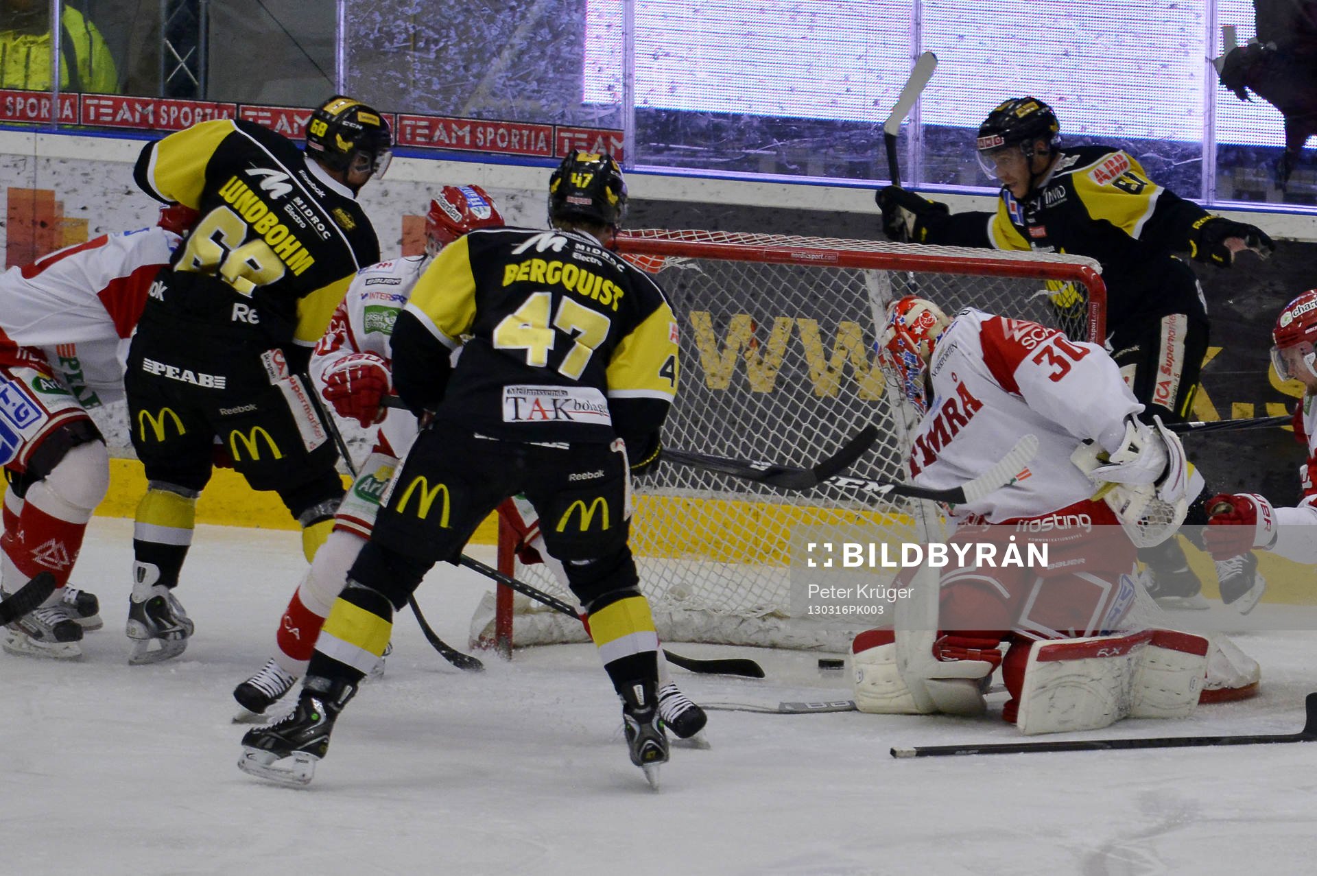 1-1 Mål av Matthew Fornataro bakom mål och pucken i mål