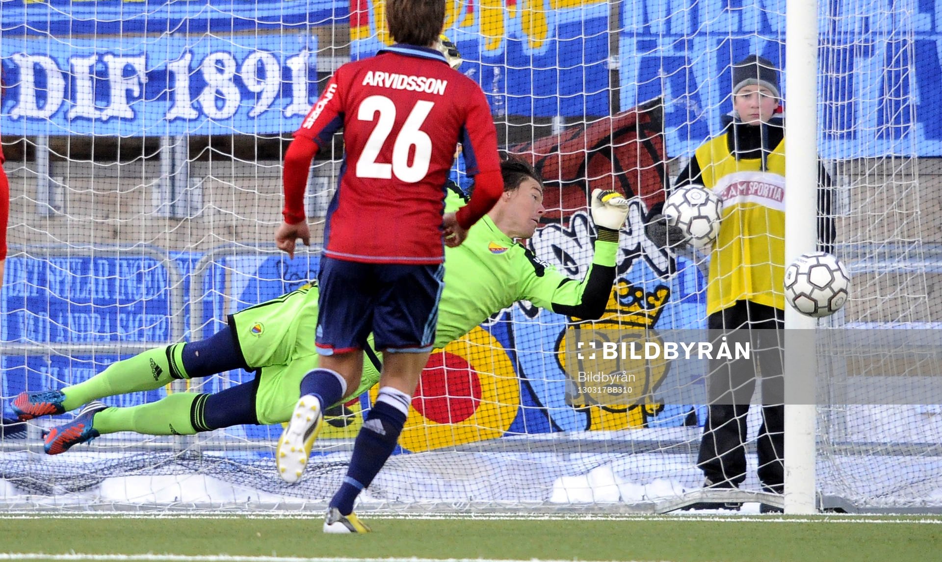 Djurgårdens målvakt Kenneth Höje räddar en skott