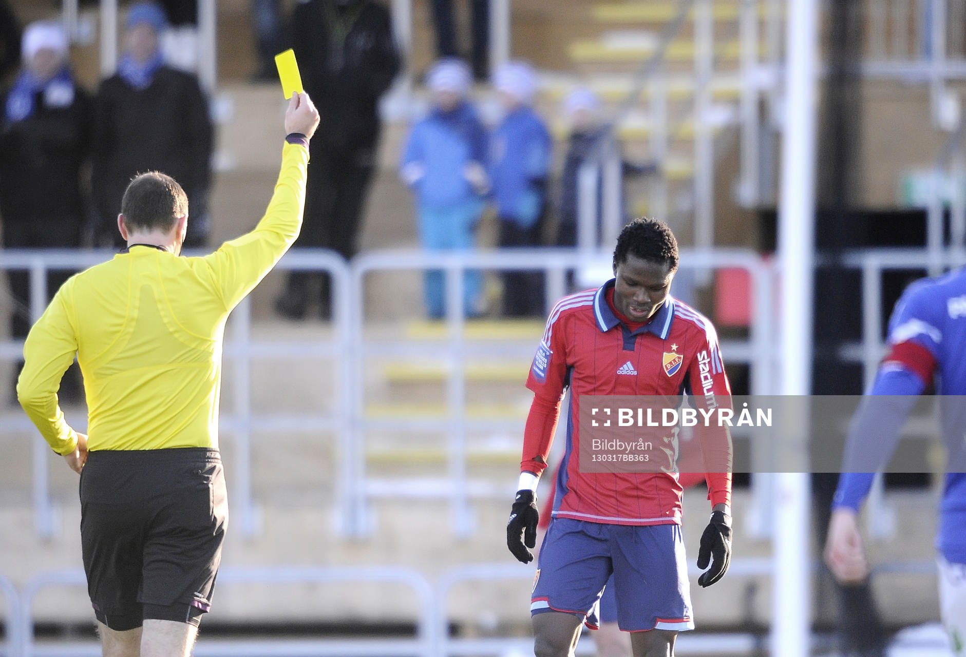 Djurgårdens nr Daniel Amartey får gul kort