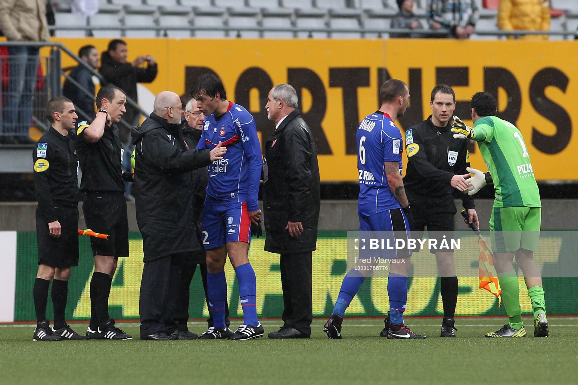 Altercation arbitre et joueurs de Nice fin de match -