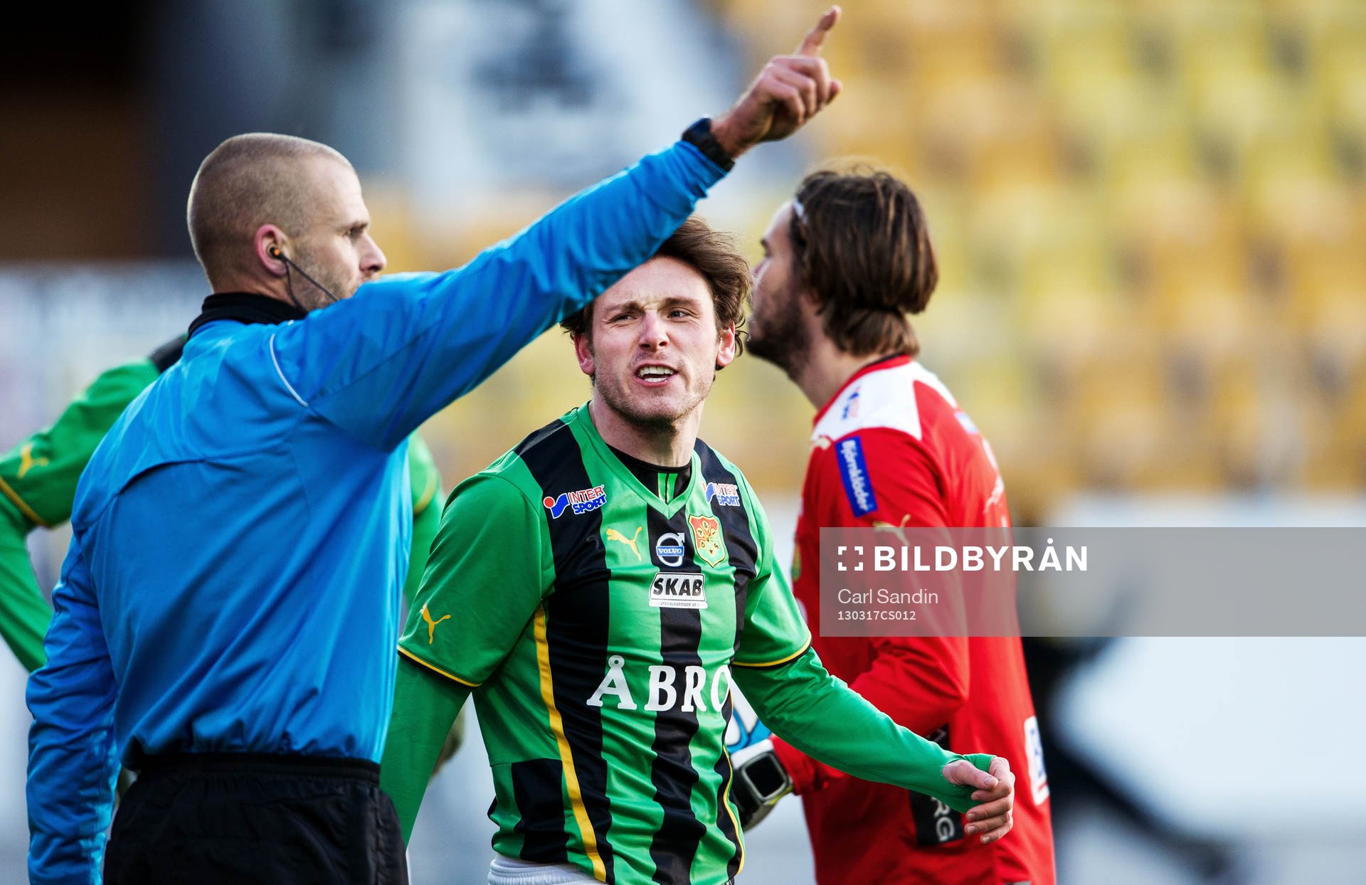 Calum Angus, Gais, får rött kort och blir utvisad