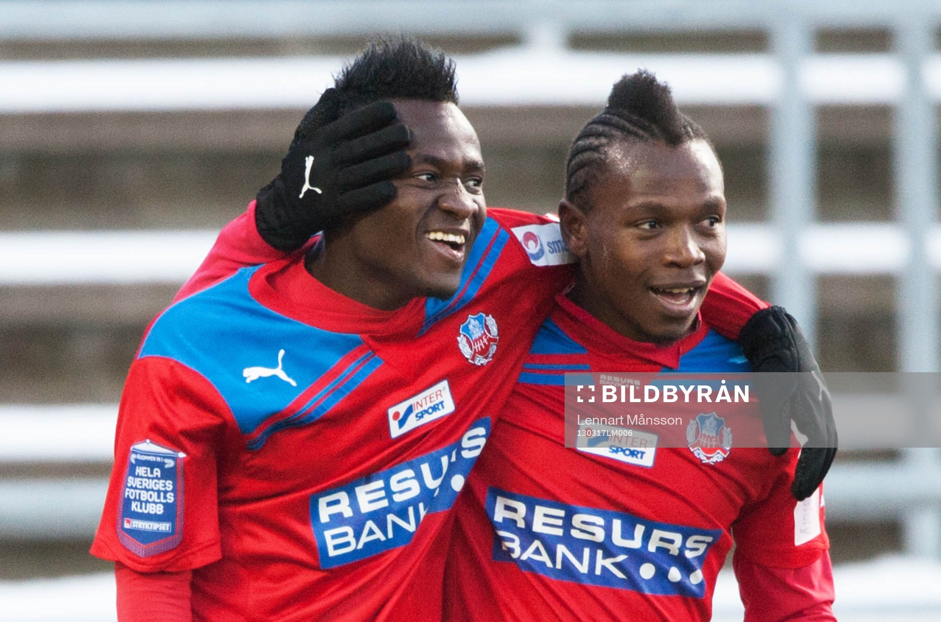 2-målsskytten David Accam, grattas av May Mahlangu,
