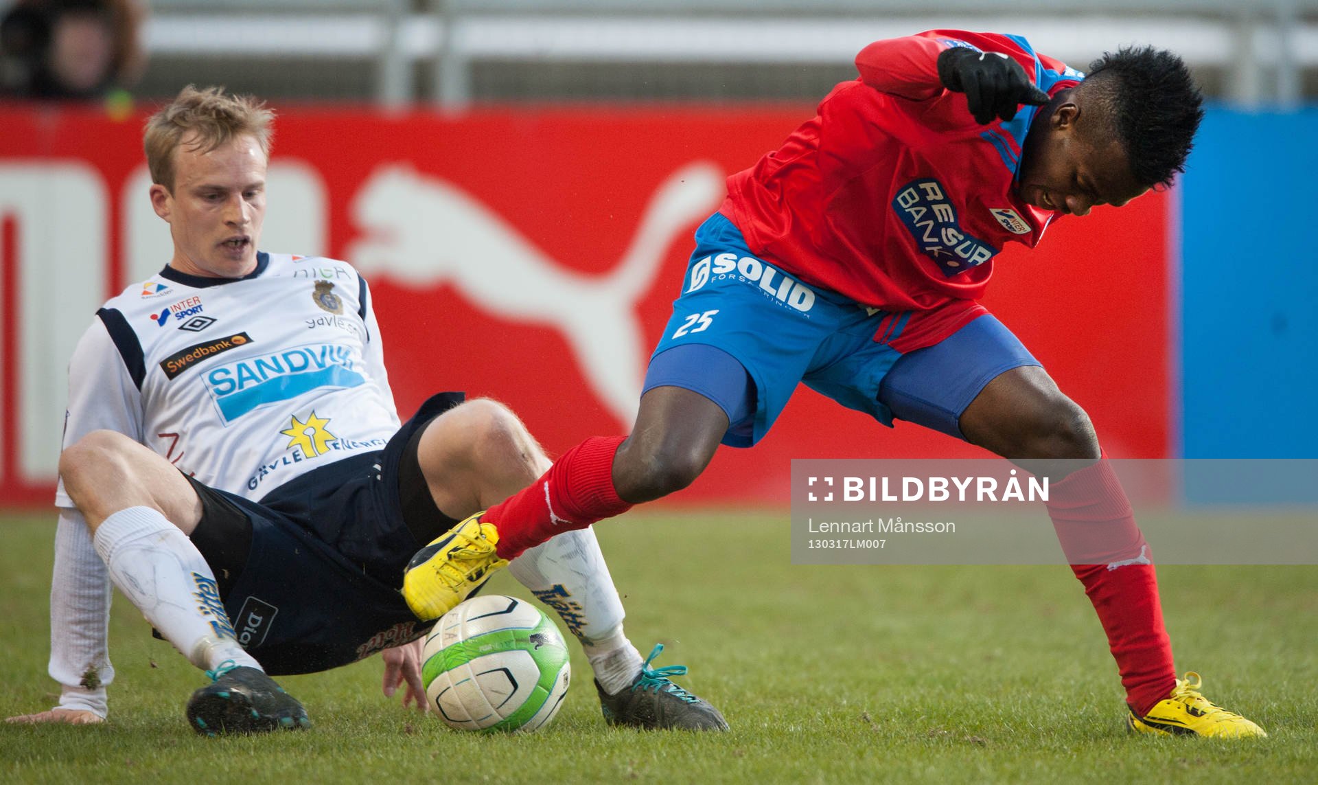 2-målsskytten David Accam, Helsingborg, mot Pär Asp, Gefle