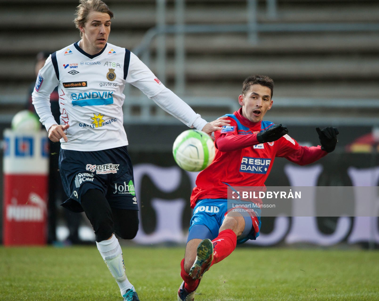 Loret Sadiku, Helsingborg, rensar undan fram,för Johan