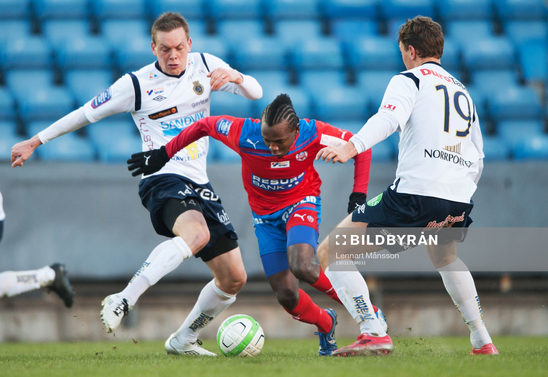 May Mahlangu, Helsingborg, försöker gå mellan Jens