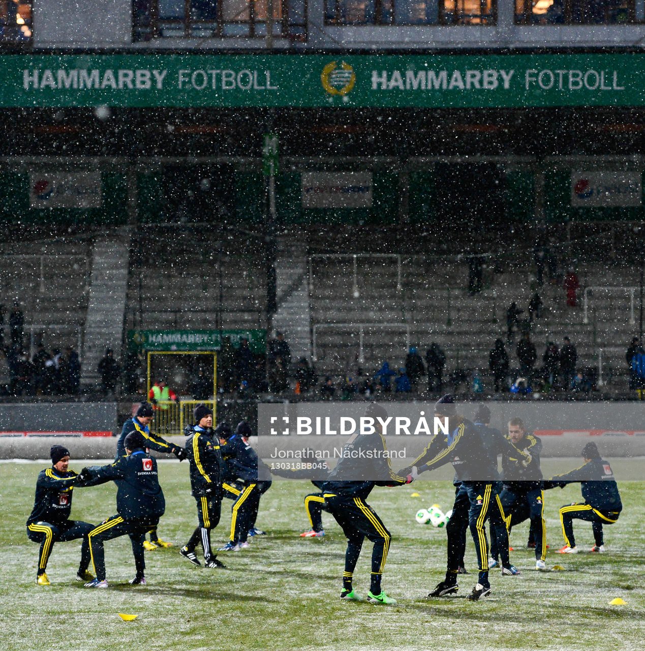 Spelare deltar i Sveriges herrlandslaget träningspass på