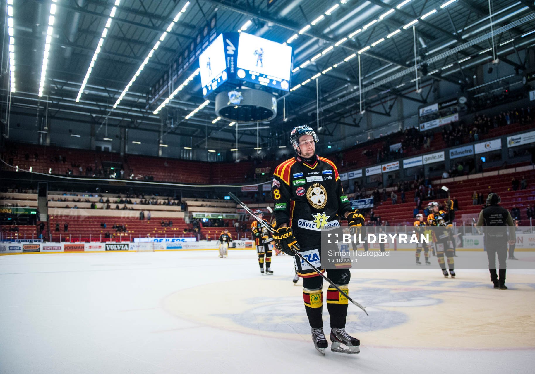 Dennis Persson, Brynäs, deppar medan han lämnar isen