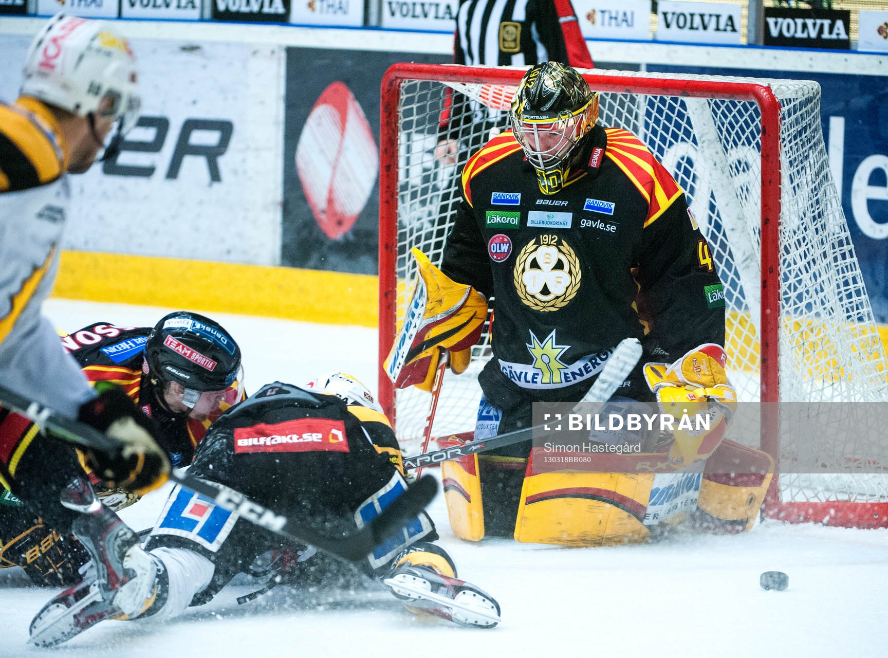 oroligt framför Johan Holmqvist, målvakt, Brynäs