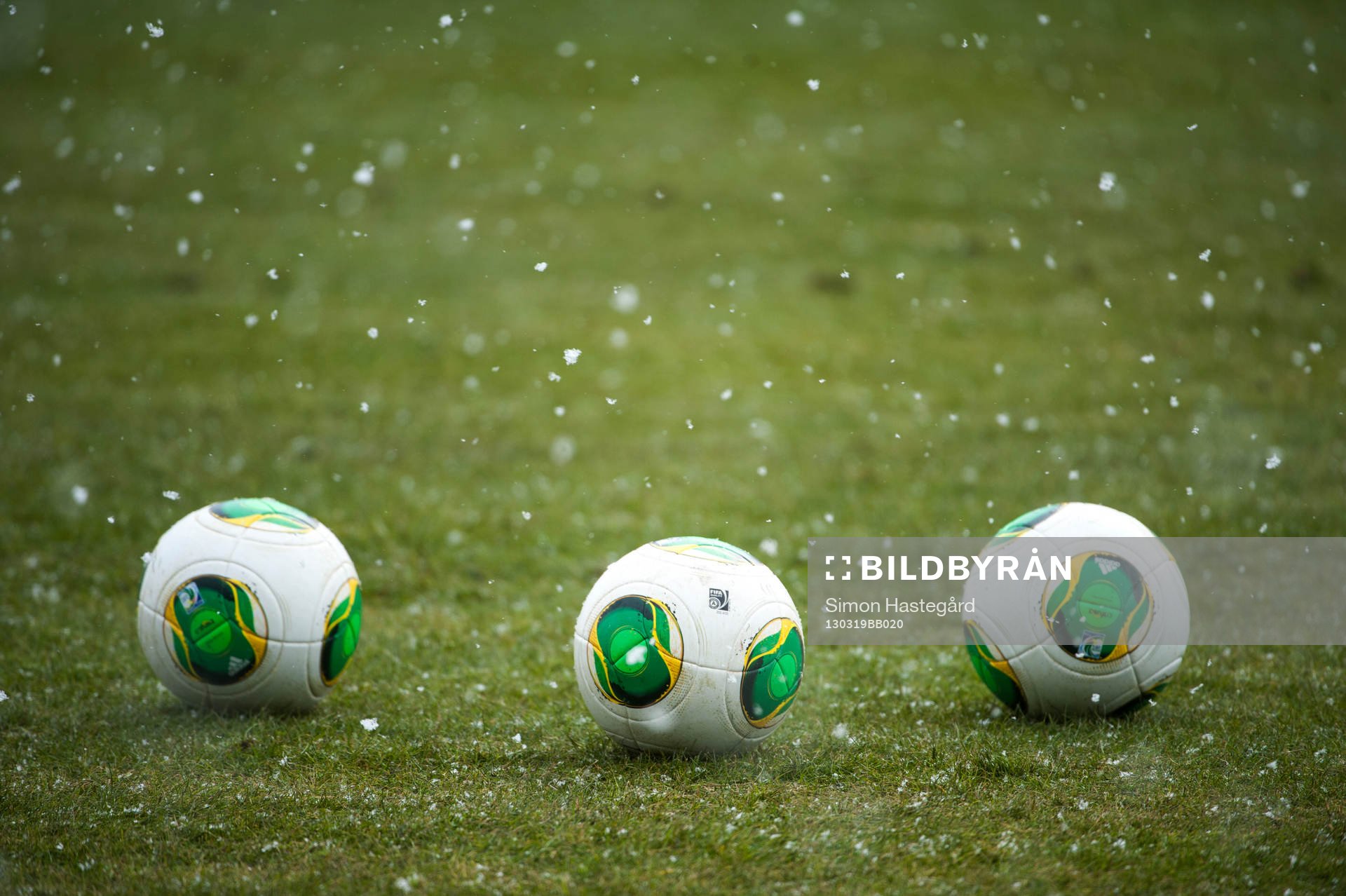 fotbollar i snöfallet