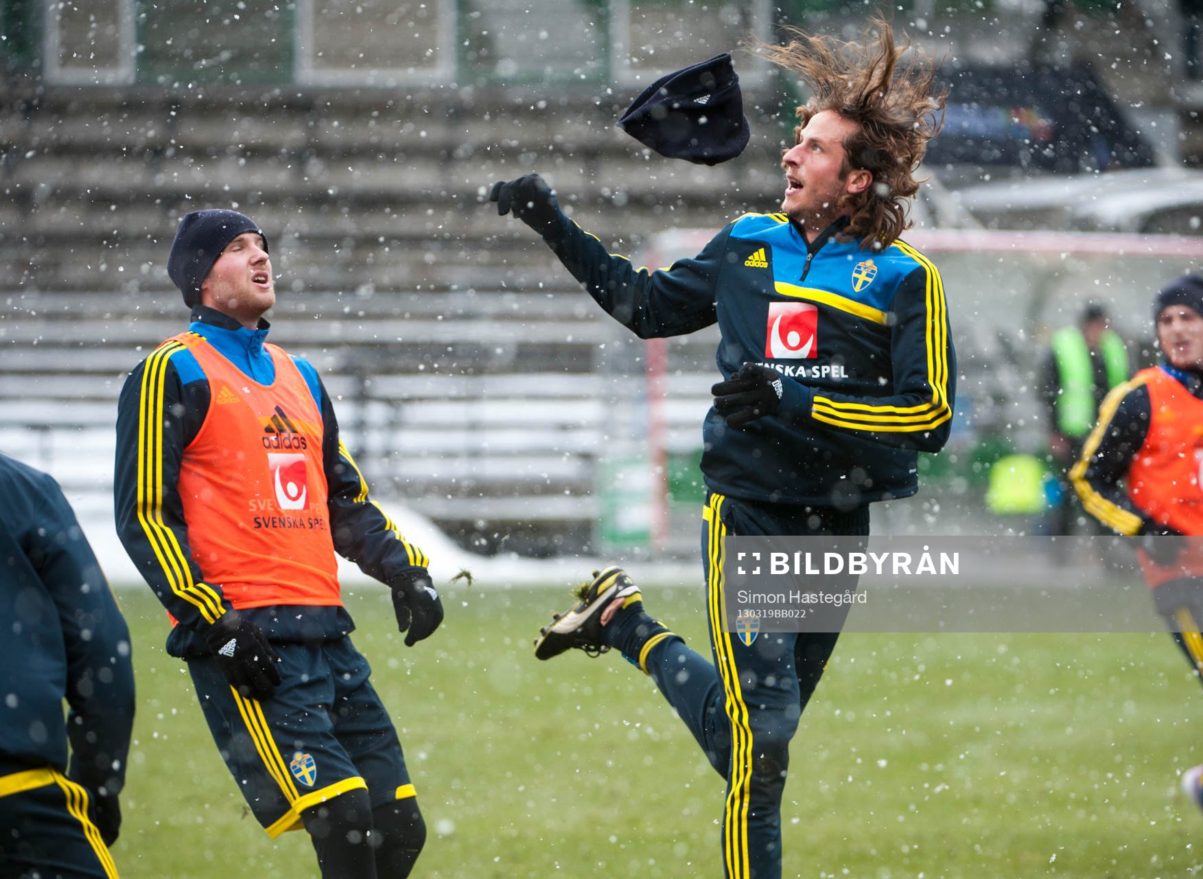 Jonas Olsson, tar emot en nickboll